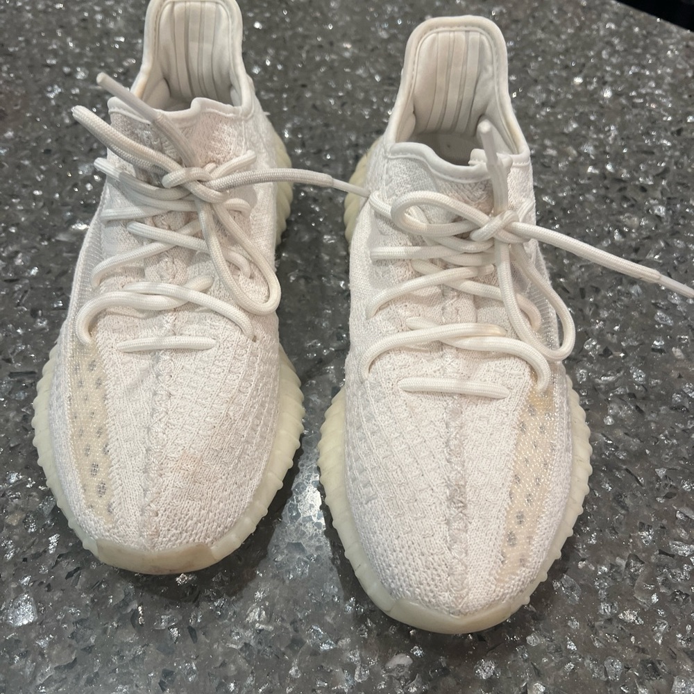 Yeezy Size 7 men’s (women’s 8) good condition!! Worn several times!
